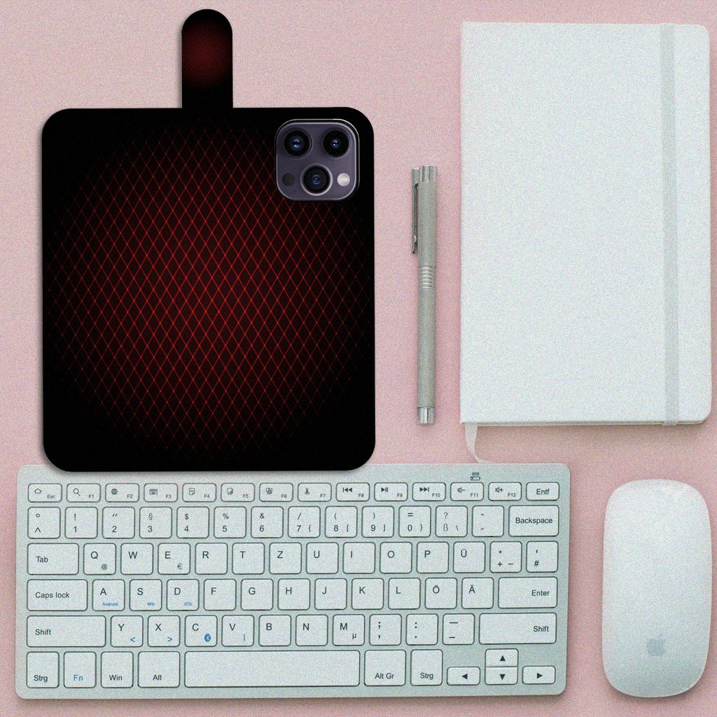 iPhone 15 Pro Max Telefoon Hoesje Geruit Rood op een bureau met toetsenbord en notitieboekje