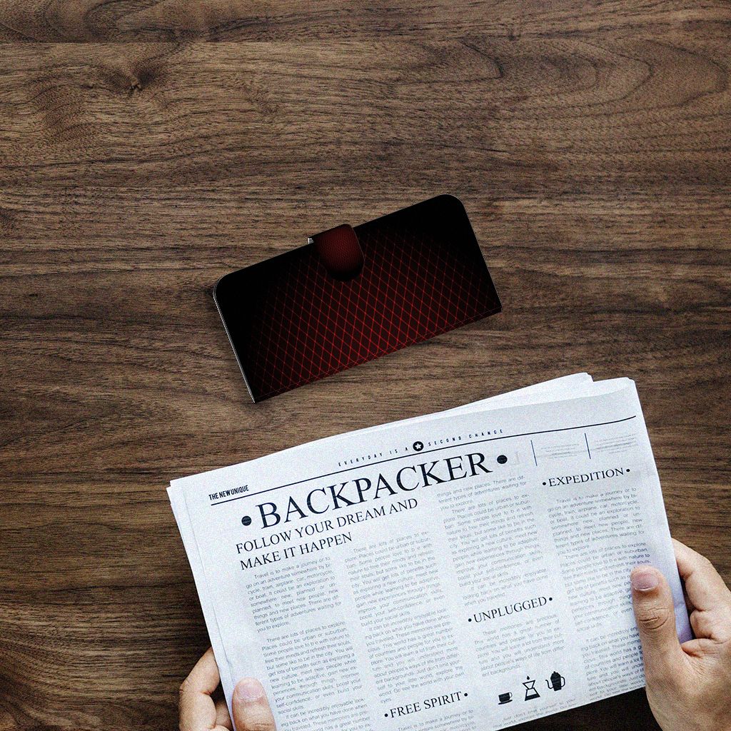 Samsung Galaxy A15 Telefoon Hoesje Geruit Rood op een houten tafel met een krant.