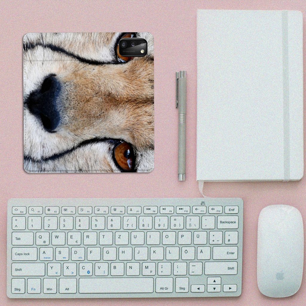 Samsung Galaxy A41 Hoesje maken Cheetah met close-up van een cheetah's gezicht op een bureau met kantoormateriaal.