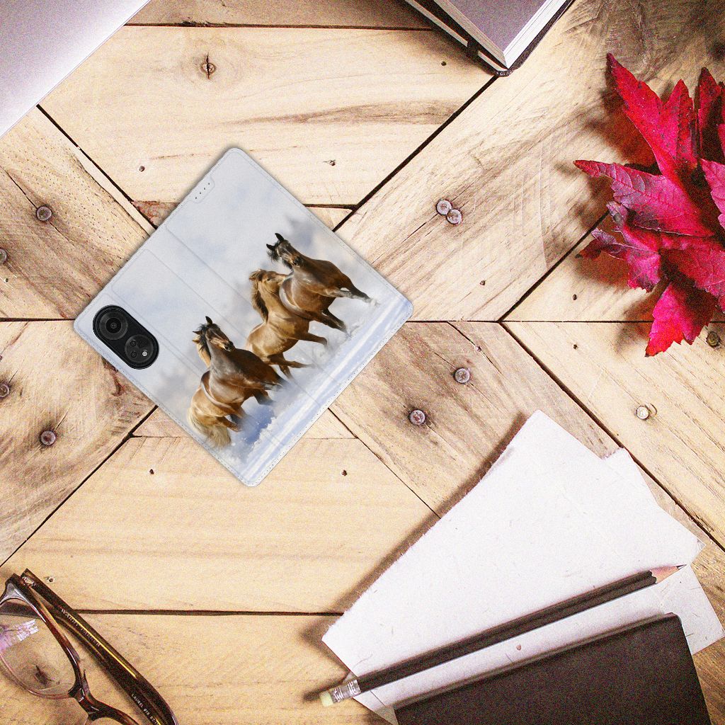 OPPO A98 5G Hoesje maken Paarden met drie paarden op een smartphonehoesje op een houten tafel