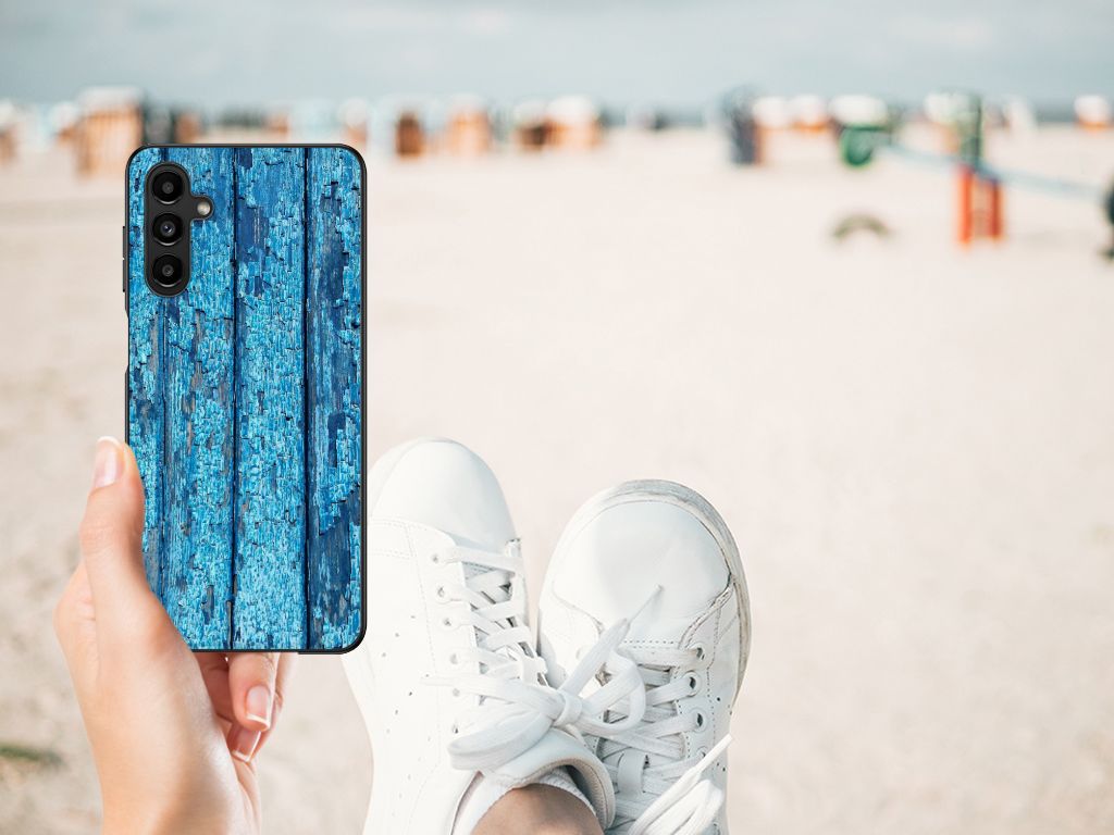 Samsung Galaxy A14 5G Houten Print Telefoonhoesje Wood Blue met houten blauw design op een strandsetting.