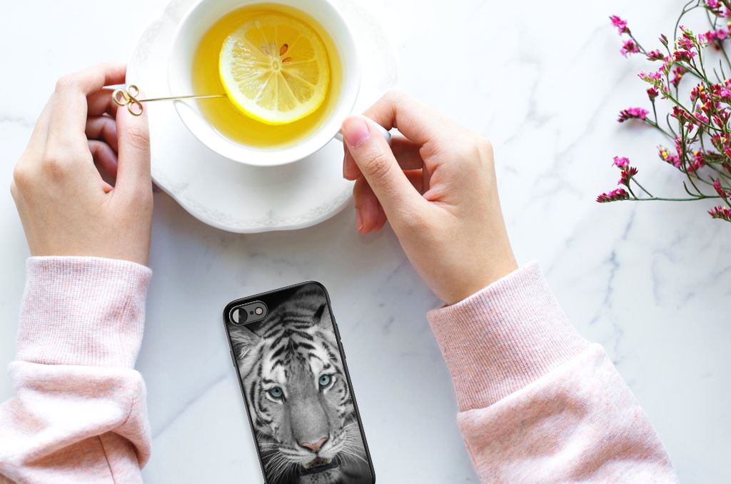 iPhone SE 2022 | SE 2020 | 7/8 Dierenprint Telefoonhoesje Tijger met een hand die een kopje thee vasthoudt.
