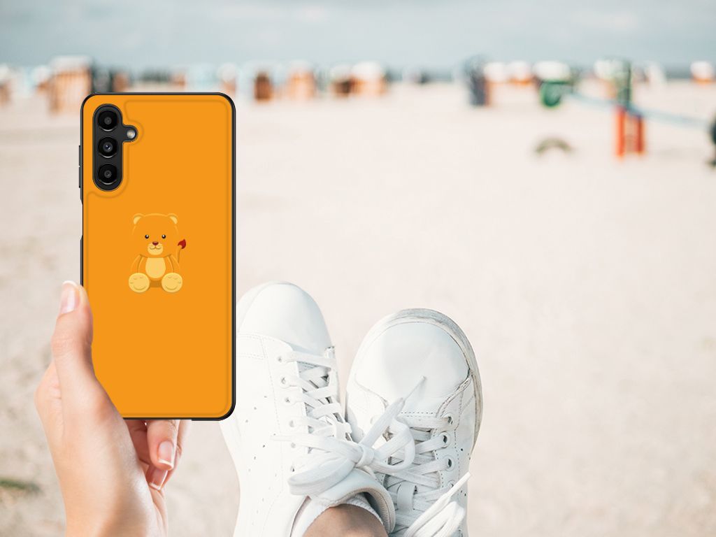 Samsung Galaxy A14 5G Hoesje Baby Beer op het strand met sneakers.