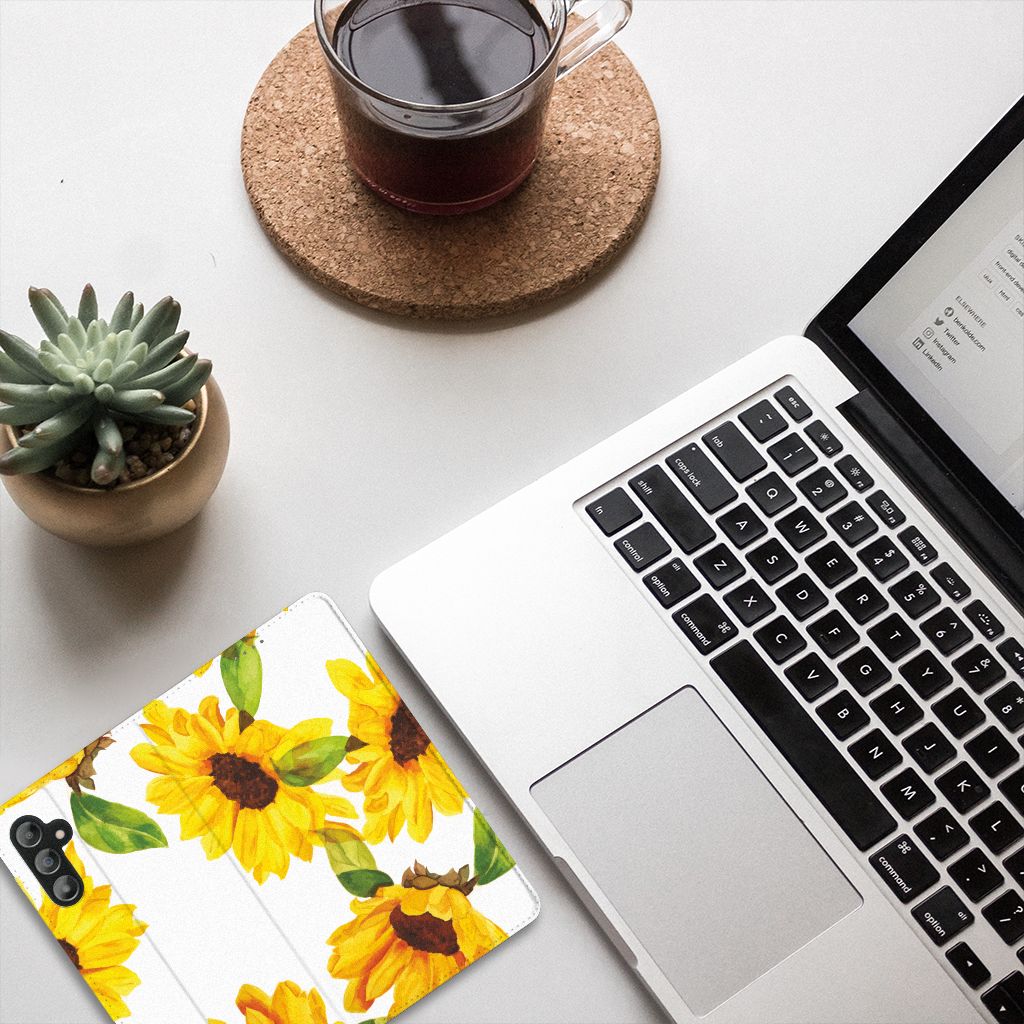 Smart Cover voor Samsung Galaxy A14 5G Zonnebloemen op bureau met laptop en planten.