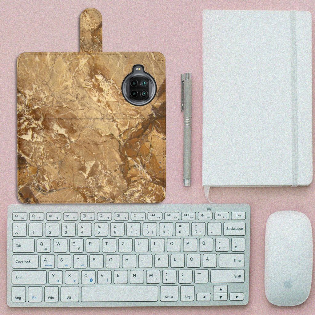 Xiaomi Mi 10T Lite Bookcase Marmer Creme naast toetsenbord en notitieboek op een bureau.