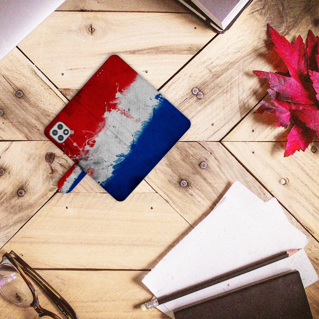 Samsung Galaxy A22 5G Bookstyle Case Nederland op een houten tafel met Nederlandse vlag kleuren.