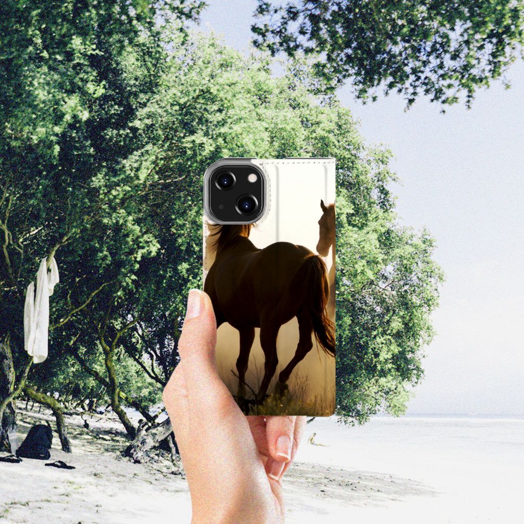iPhone 14 Hoesje maken Design Cowboy met paardenprint in natuurlijke omgeving