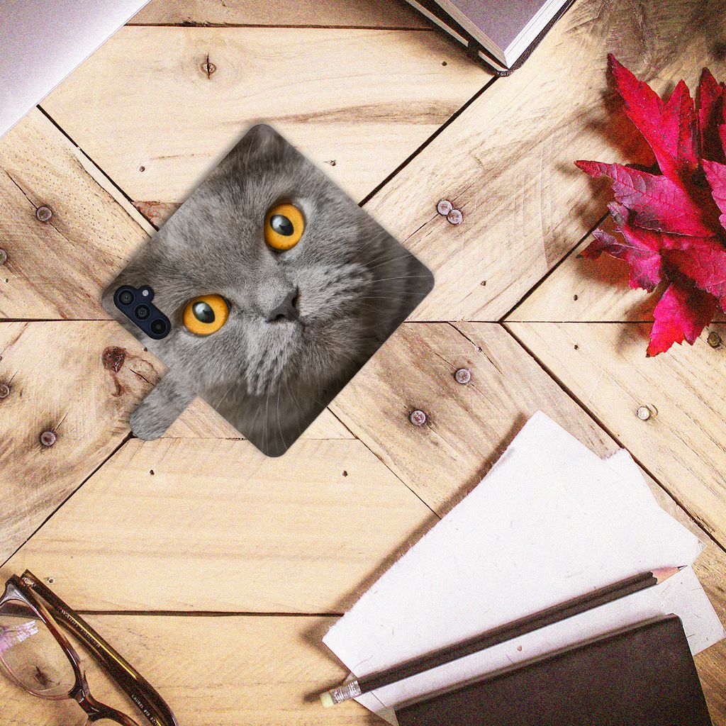 Telefoonhoesje met Pasjes Samsung Galaxy M14 Britse Korthaar op een houten tafel