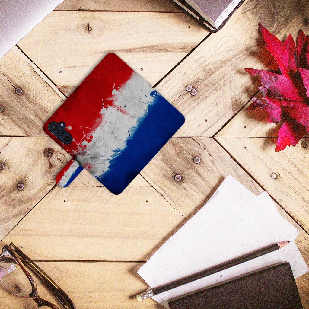 Samsung Galaxy M14 Bookstyle Case Nederland met artistiek ontwerp van de Nederlandse vlag op een houten ondergrond.