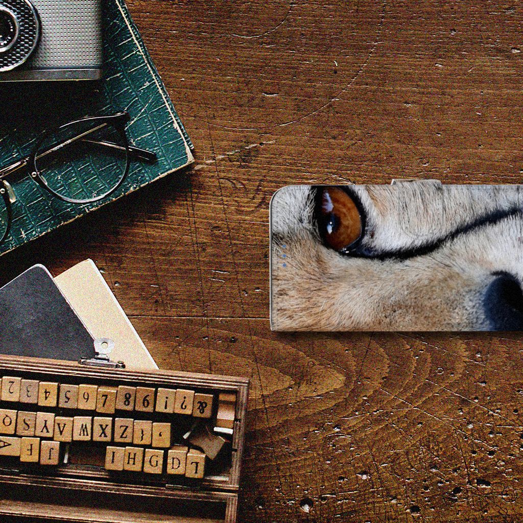 Xiaomi 11 Lite 5G NE | Mi 11 Lite Telefoonhoesje met Pasjes Cheetah close-up design op houten tafel