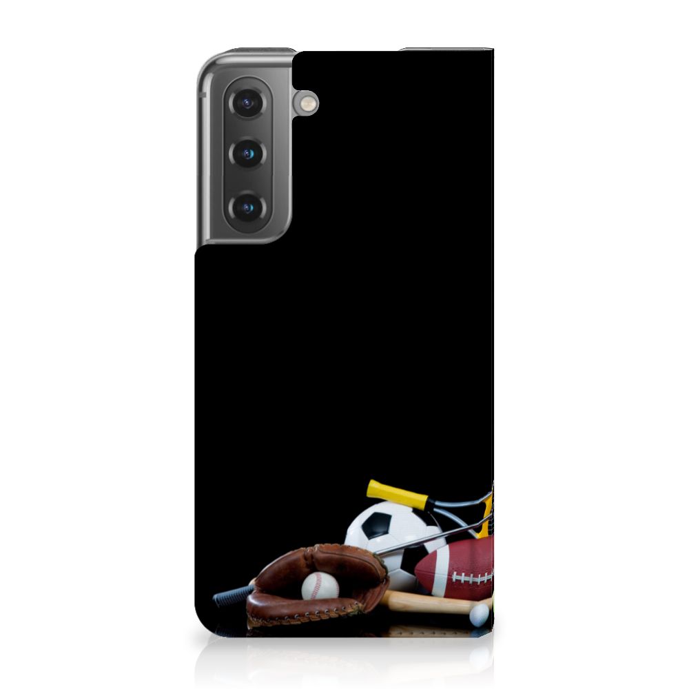 Samsung Galaxy S21 FE Hippe Standcase Sports met sportuitrusting en ballen op een zwarte achtergrond.