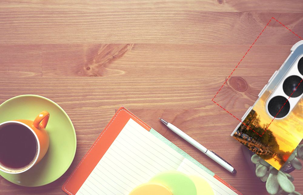 Samsung Galaxy A55 Telefoonhoesje met valbescherming Amsterdamse Grachten op bureau met notitieboekje en koffie.