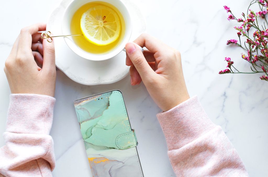 Hoesje voor Samsung Galaxy A14 5G Watercolor Mix naast een kop thee met citroen, sfeervolle setting.