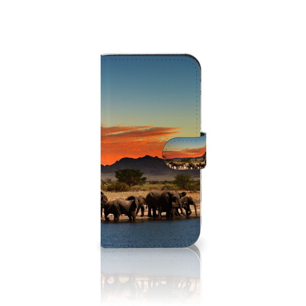 iPhone 15 Pro Telefoonhoesje met Pasjes Olifanten met olifanten bij water onder een rode lucht 🌅