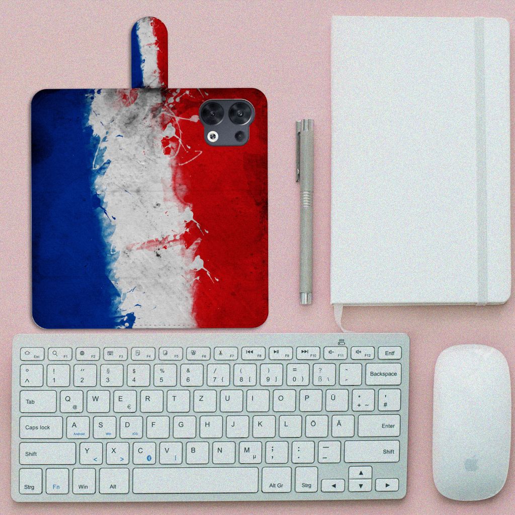 OPPO Reno8 Bookstyle Case Nederland met design van de Franse vlag op een bureau met toetsenbord en notitieboek