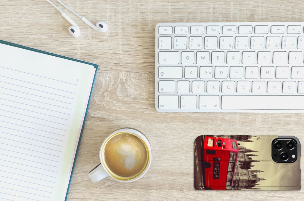 iPhone 13 Pro Max Book Cover Londen met rode telefooncel en een koffie kop op bureau.