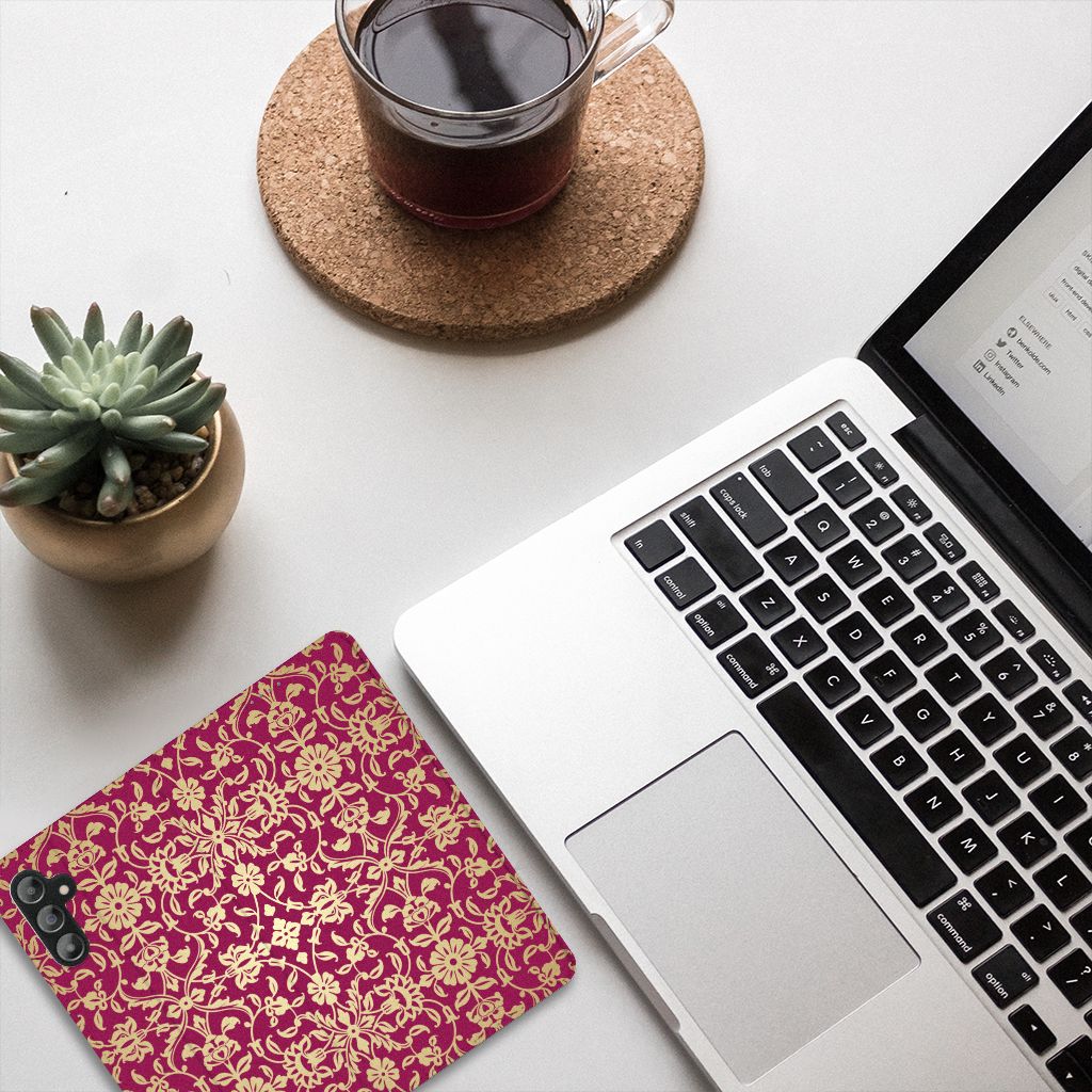 Telefoon Hoesje Samsung Galaxy A14 5G Barok Pink op een bureau met laptop en planten.