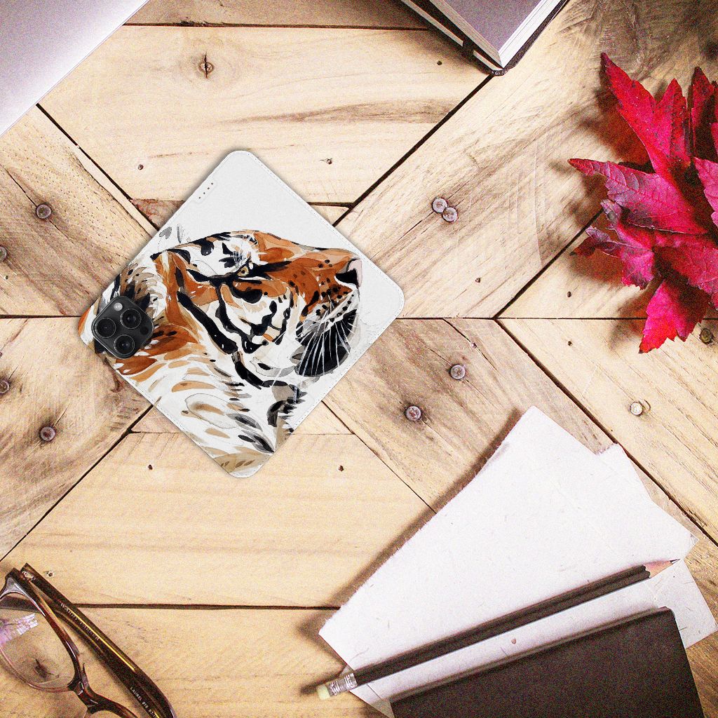 Bookcase iPhone 15 Pro Max Watercolor Tiger - een kleurrijke tijgerprint op een hoesje op een houten tafel 📚🐅