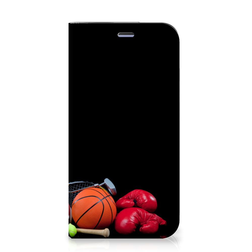 iPhone 12 Mini Hippe Standcase Sports met sportuitrusting zoals basketbal, bokshandschoenen en een tennisracket.