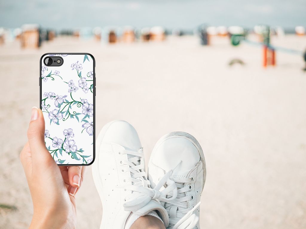 iPhone SE 2022 | SE 2020 | 7/8 Uniek Bloemen Hoesje Blossom White in hand op het strand met sneakers.