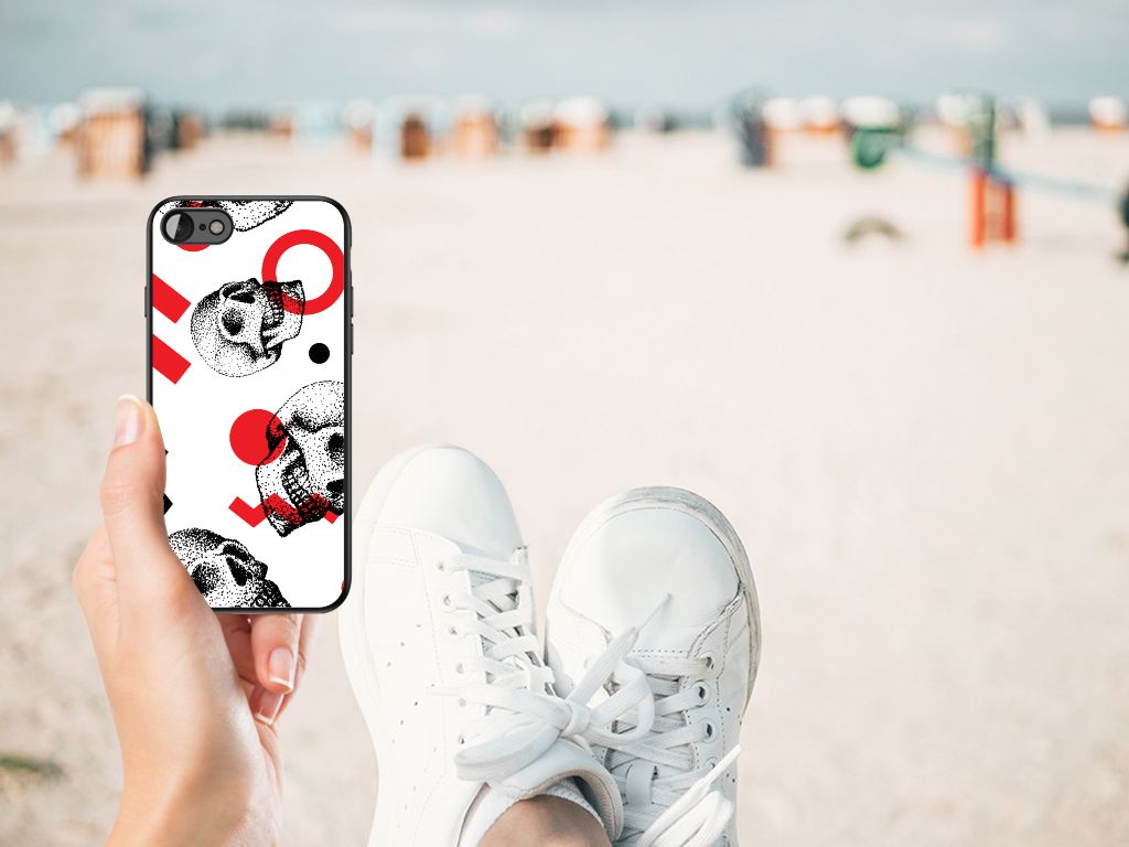 Telefoonhoesje iPhone SE 2022 | SE 2020 | 7/8 Skull Red op een hand op strand met witte sneakers.