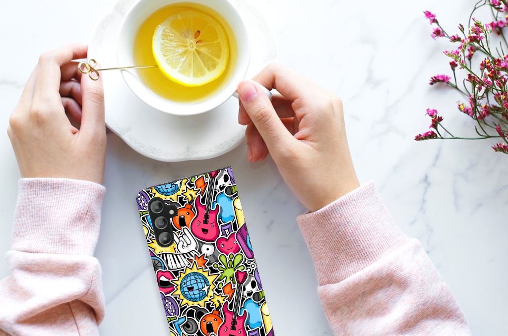 Samsung Galaxy A14 5G Hippe Standcase Punk Rock met kleurrijk ontwerp en drankje op tafel.
