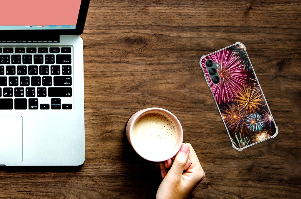 Samsung Galaxy A14 5G/4G Anti Shock Bumper Case Vuurwerk op een bureau met laptop en koffie.