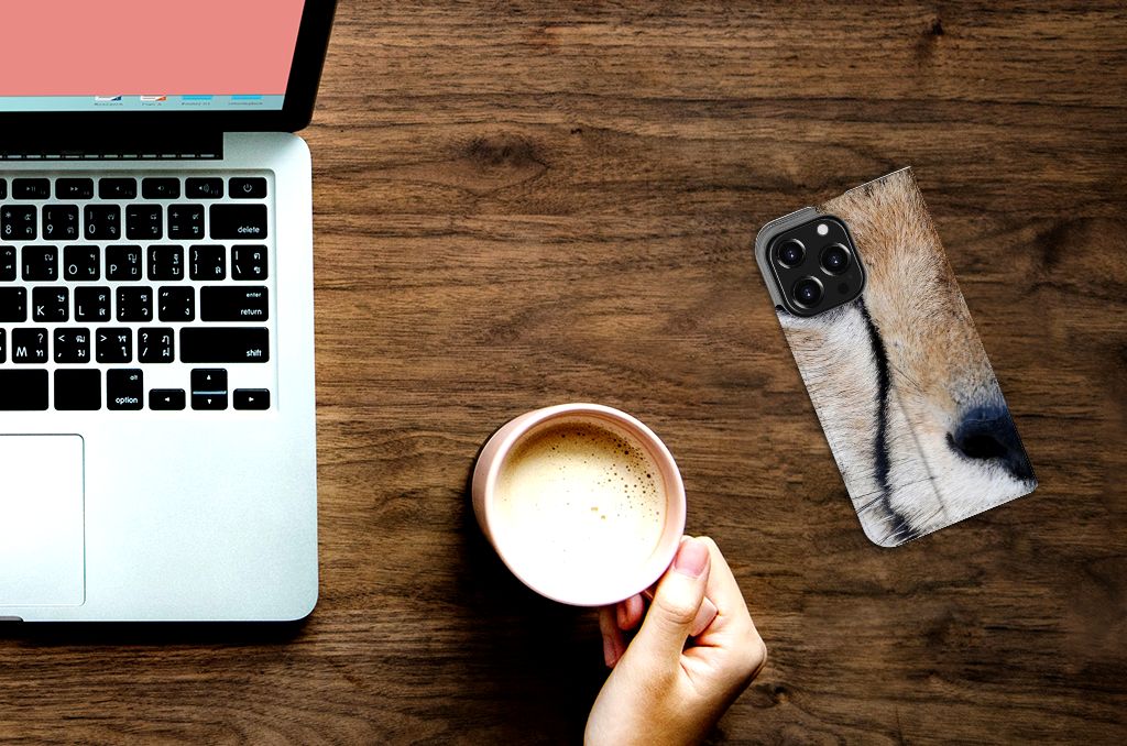iPhone 13 Pro Hoesje maken Cheetah naast laptop en kop koffie op houten tafel