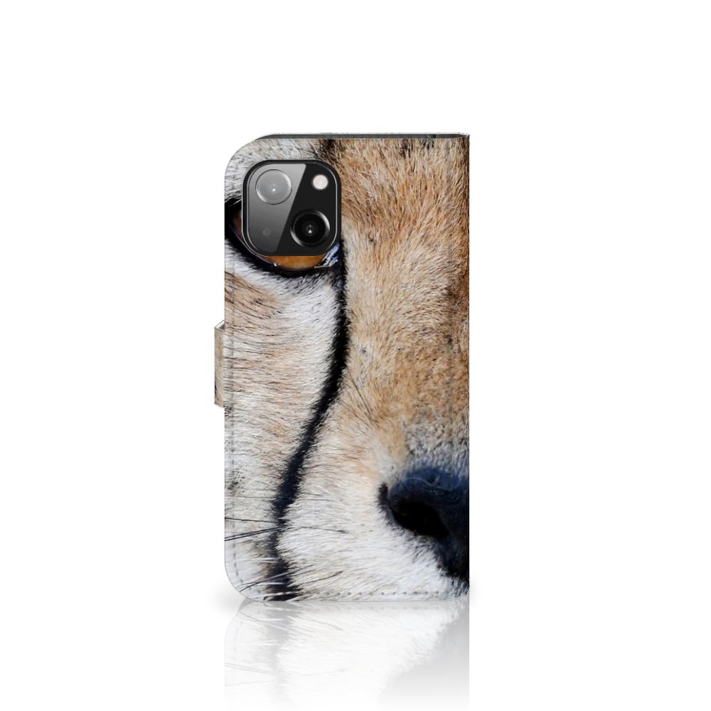 Apple iPhone 13 Telefoonhoesje met Pasjes Cheetah met close-up afbeelding van cheeta gezicht.