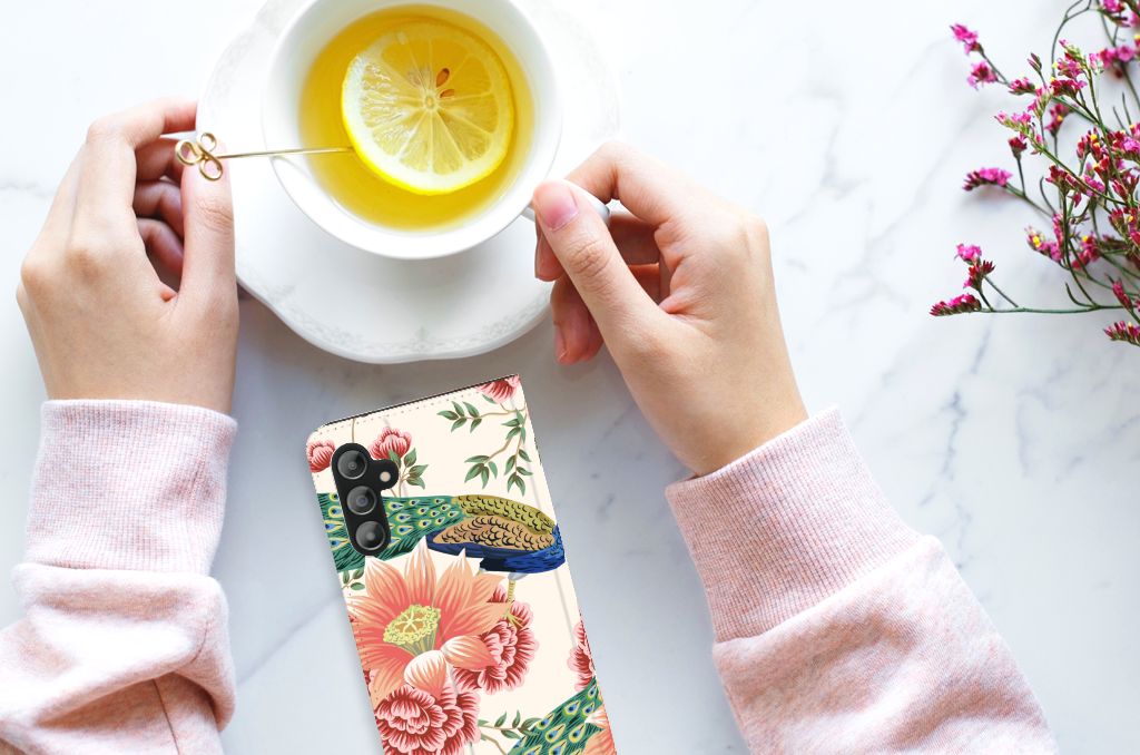 Hoesje maken voor Samsung Galaxy A14 5G Pink Peacock met bloemenprint en pauwen, hand met thee en citroen.