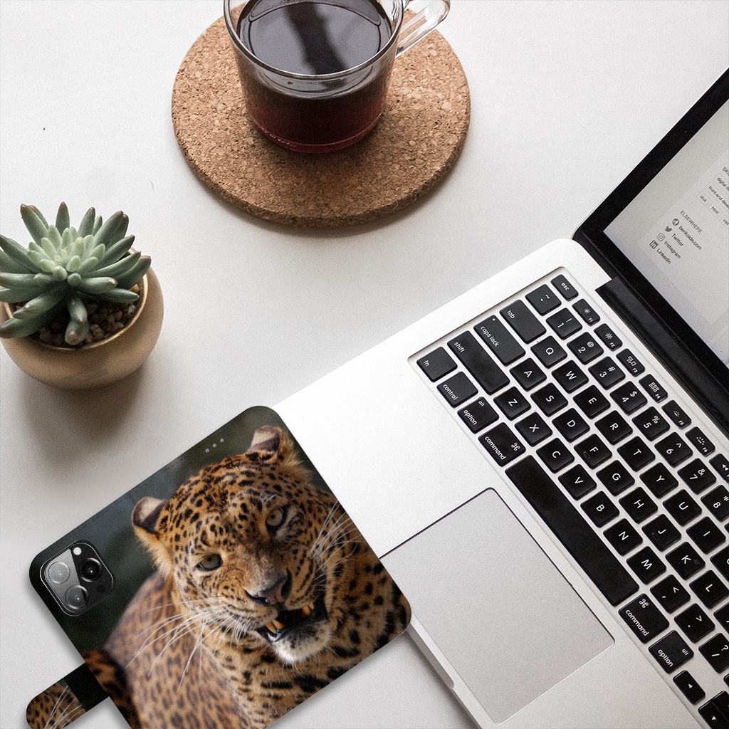 iPhone 13 Pro Max Telefoonhoesje met Pasjes Luipaard met een luipaardontwerp op een bureau met laptop en koffie ☕.