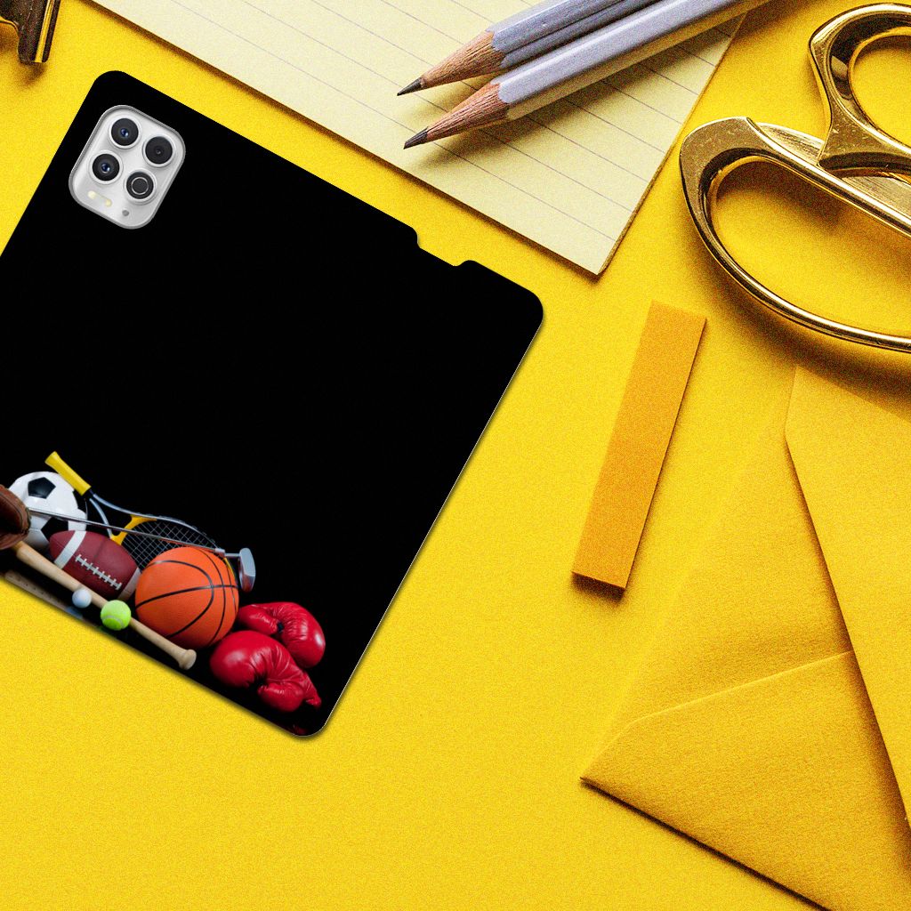 Motorola Moto G100 Hippe Standcase Sports met sportaccessoires zoals een voetbal, basketbal en bokshandschoenen.