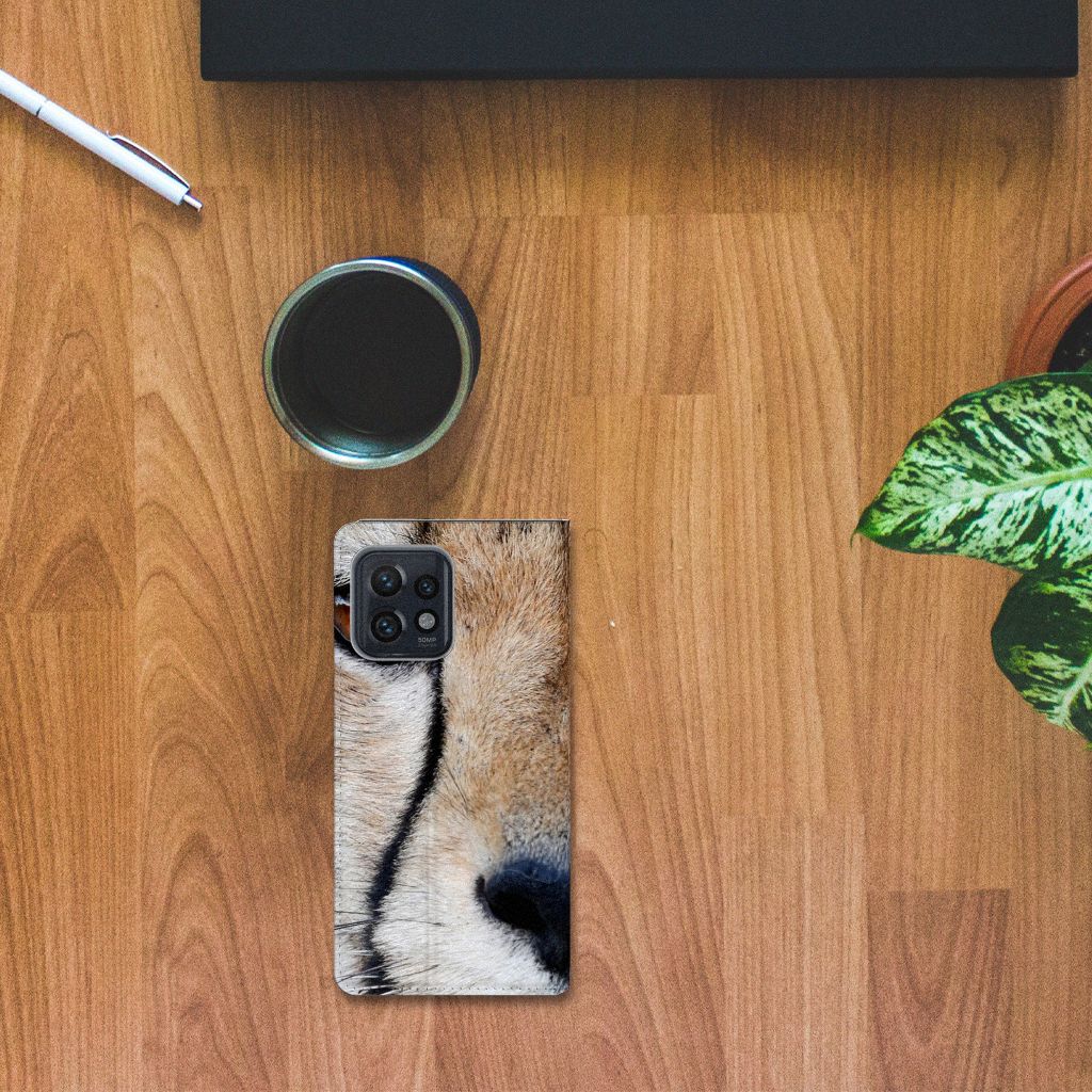 Motorola Edge 40 Pro Hoesje maken Cheetah met close-up van jachtluipaard op houten tafel.