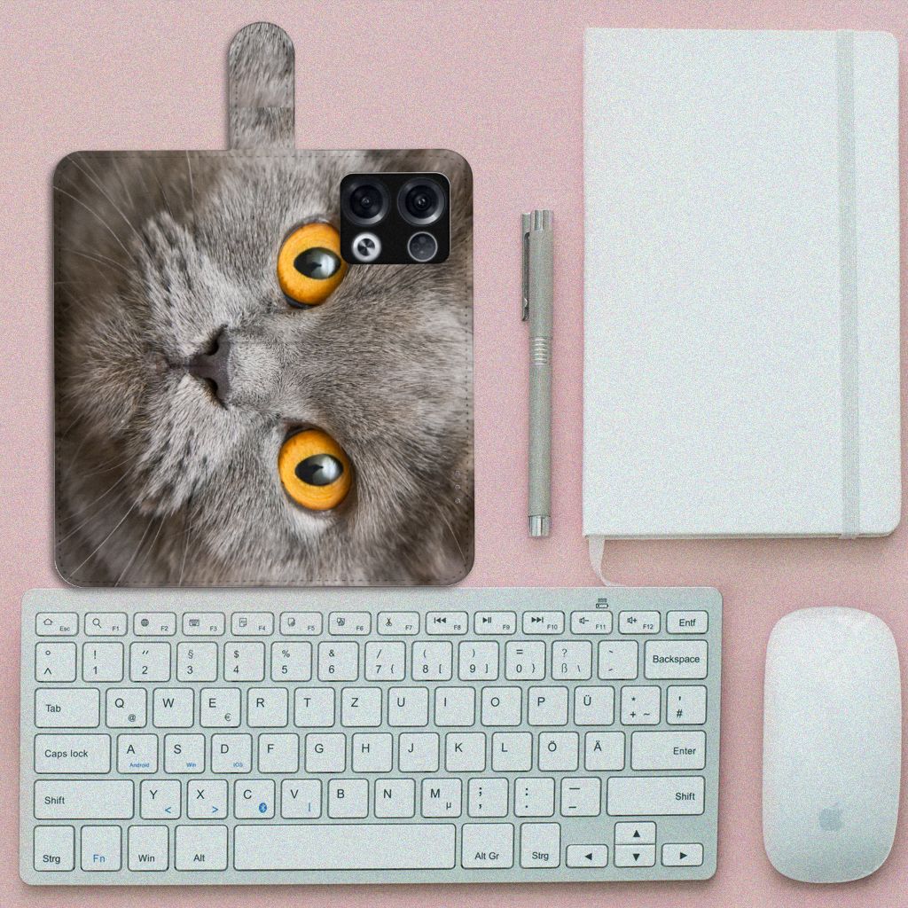 Telefoonhoesje met Pasjes OPPO Reno8 Pro Britse Korthaar op bureau met toetsenbord en notebook.