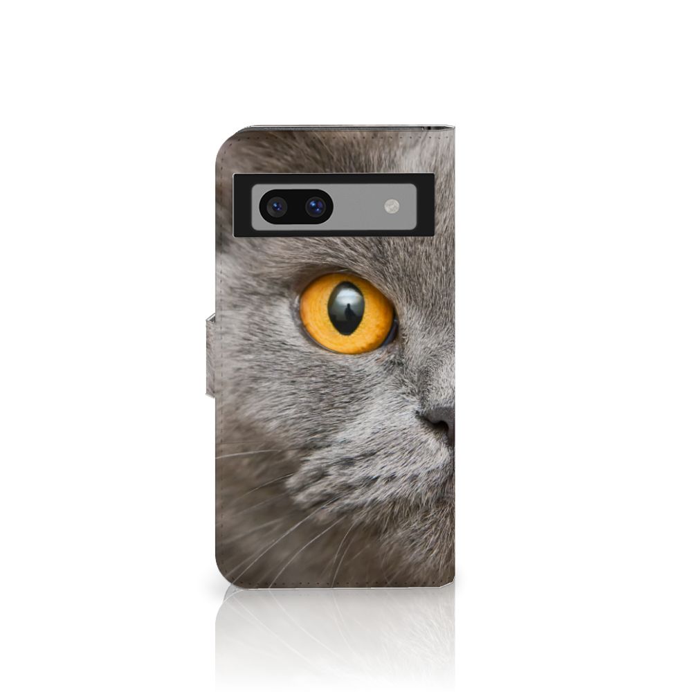 Telefoonhoesje met Pasjes Google Pixel 8A Britse Korthaar met een indrukwekkende grijze kat met een oranje oog.