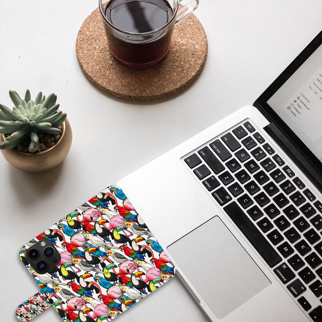 iPhone 15 Pro Telefoonhoesje met Pasjes Birds naast een laptop en een plant, kleurrijk design met flamingo's. 🦩