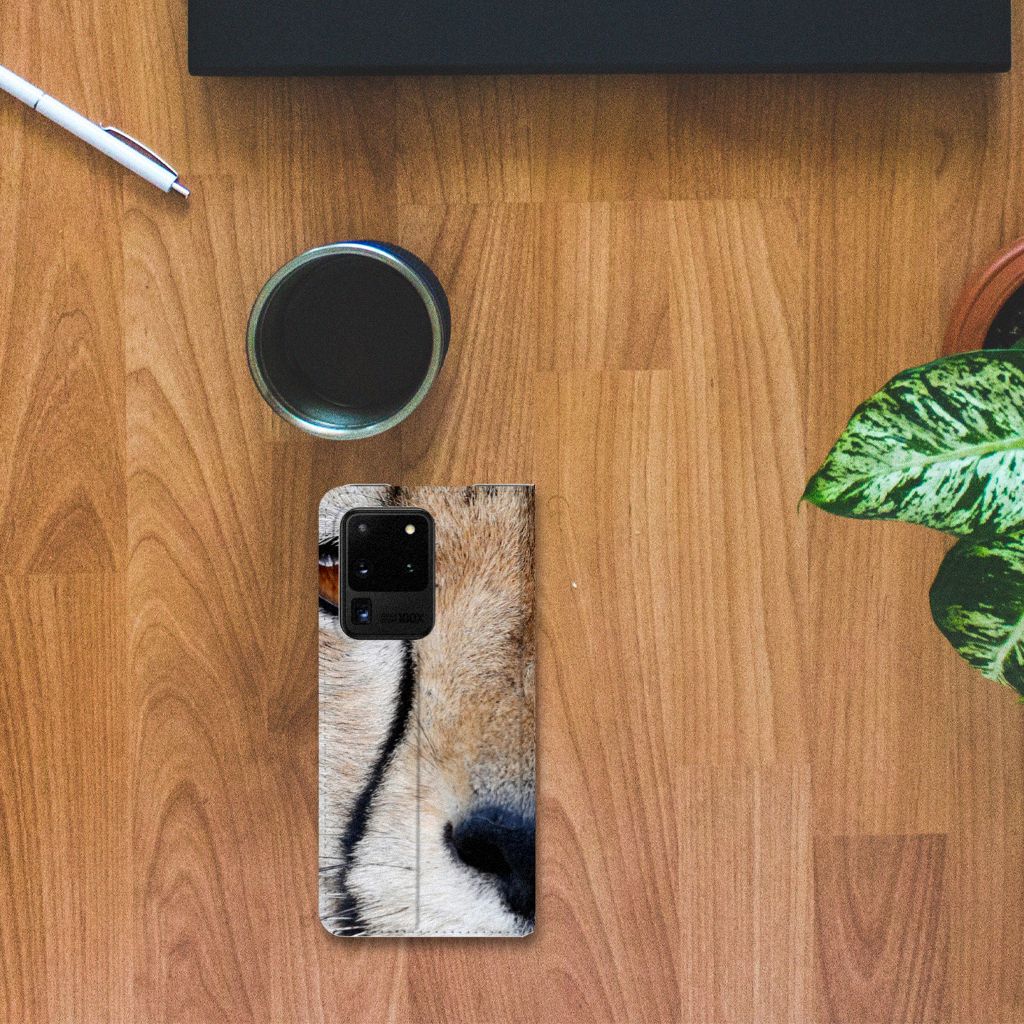 Samsung Galaxy S20 Ultra Hoesje maken Cheetah met close-up van een cheetah op een houten tafel.