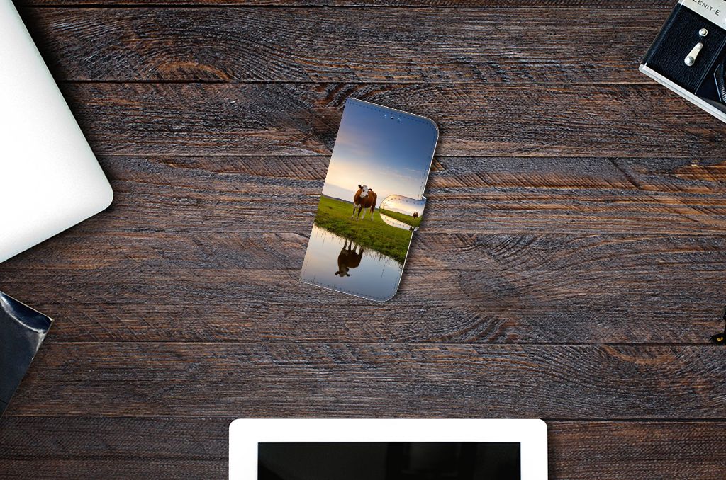 iPhone 14 Pro Telefoonhoesje met Pasjes Koe op een houten tafel met een laptop en tablet