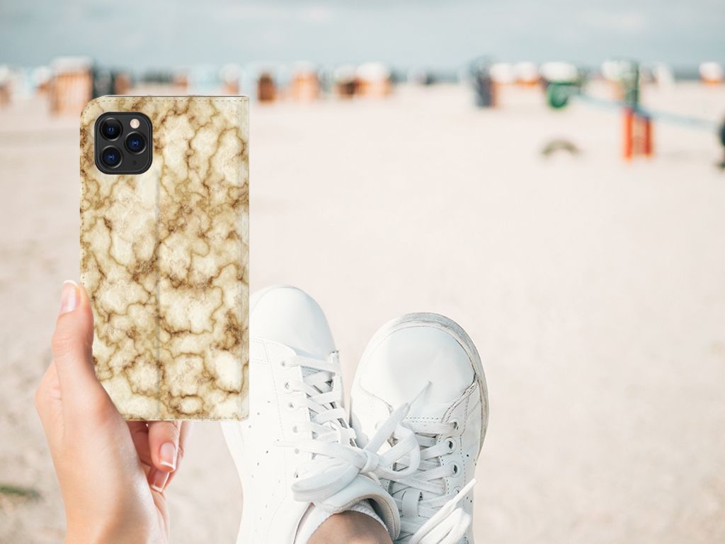 Apple iPhone 11 Pro Max Standcase Marmer Goud