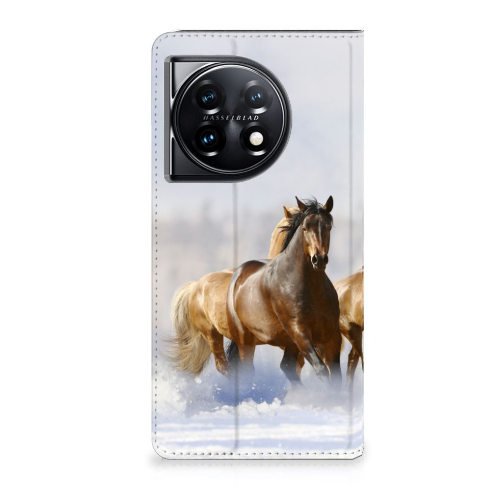 OnePlus 11 Hoesje maken Paarden met een prachtige print van rijdende paarden in de sneeuw.