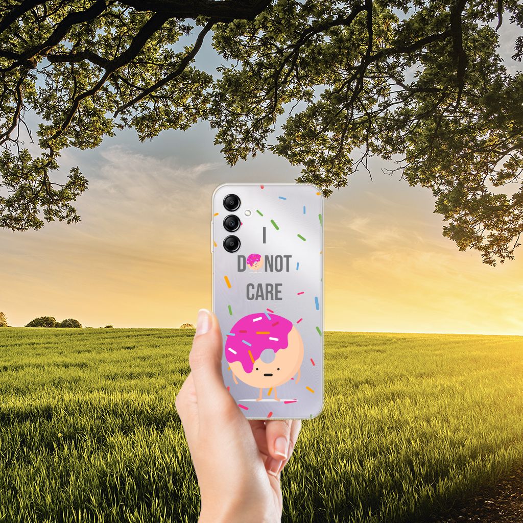 Samsung Galaxy A14 5G Siliconen Case Donut Roze met kleurrijk donut ontwerp in hand op een zonnige achtergrond.