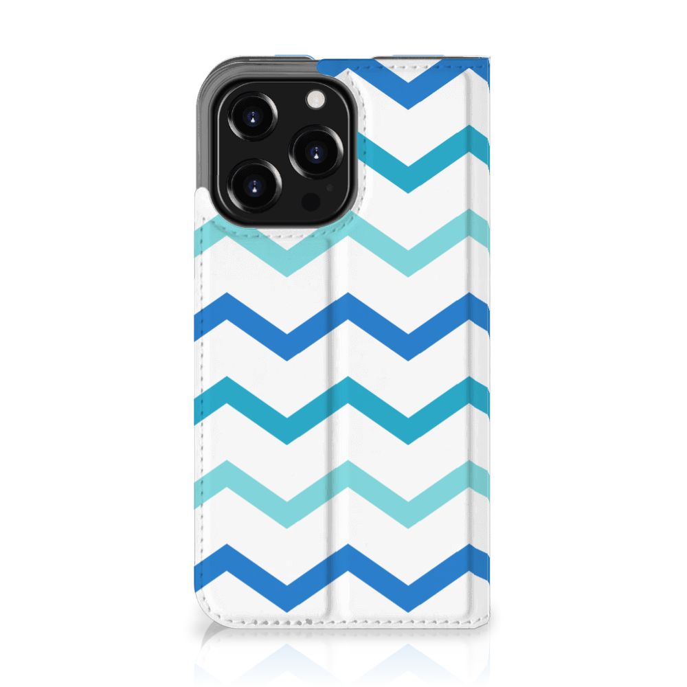 iPhone 13 Pro Hoesje met Magneet Zigzag Blauw met een trendy zigzag patroon in verschillende blauwtinten.
