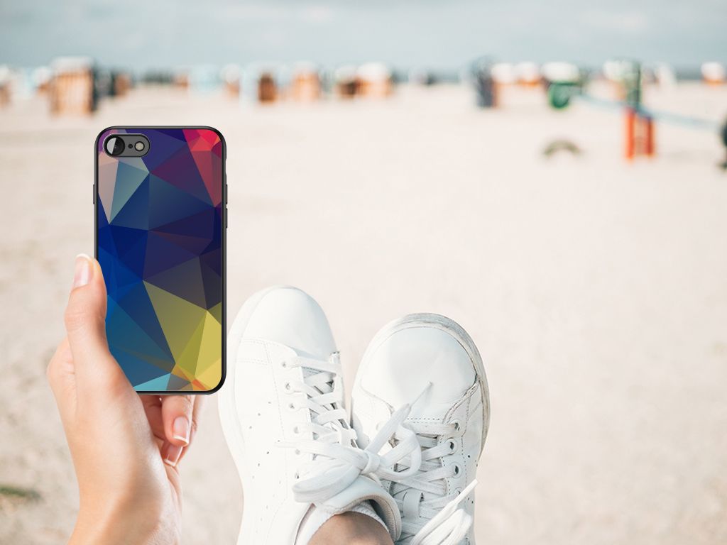 iPhone SE 2022 | SE 2020 | 7/8 Backcover Polygon Dark in hand on the beach with white sneakers.