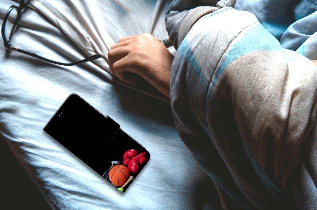 OPPO A16/A16s/A54s Wallet Case met Pasjes Sports op bed met sport accessoires zoals een basketbal en bokshandschoenen.