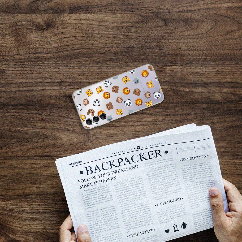 TPU bumper voor Samsung Galaxy A14 5G Dieren Emojis op een houten tafel met een krant ernaast.