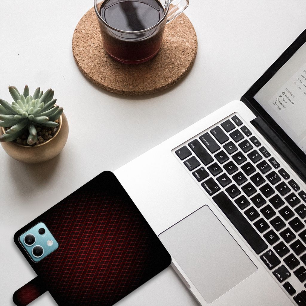 Xiaomi Redmi Note 13 5G Telefoon Hoesje Geruit Rood op bureau met laptop en plant