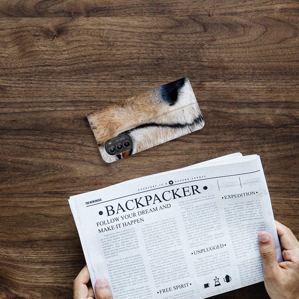 Motorola Moto G52 | Moto G82 Hoesje maken Cheetah met cheetah print op een houten tafel met krant erbij.