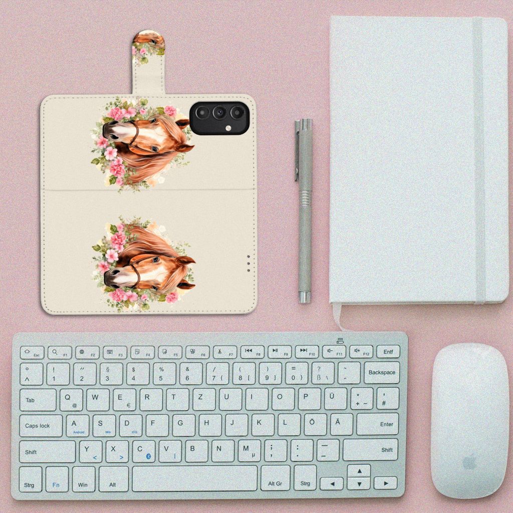 Telefoonhoesje met Pasjes voor Samsung Galaxy A14 5G Paard op een bureau met toetsenbord en notitieboek.