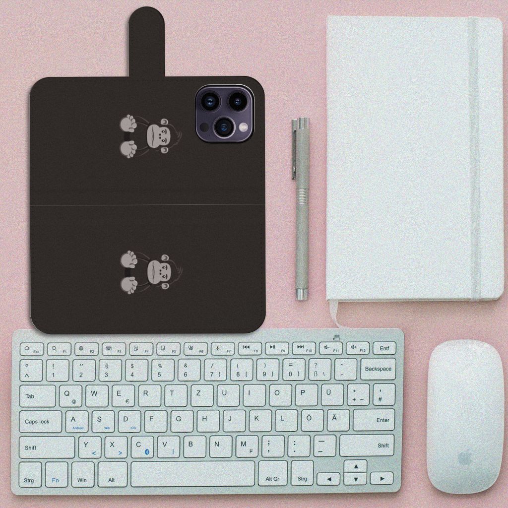 iPhone 15 Pro Max Leuk Hoesje Gorilla met schattige gorilla's op een bureau met toetsenbord en notebook.