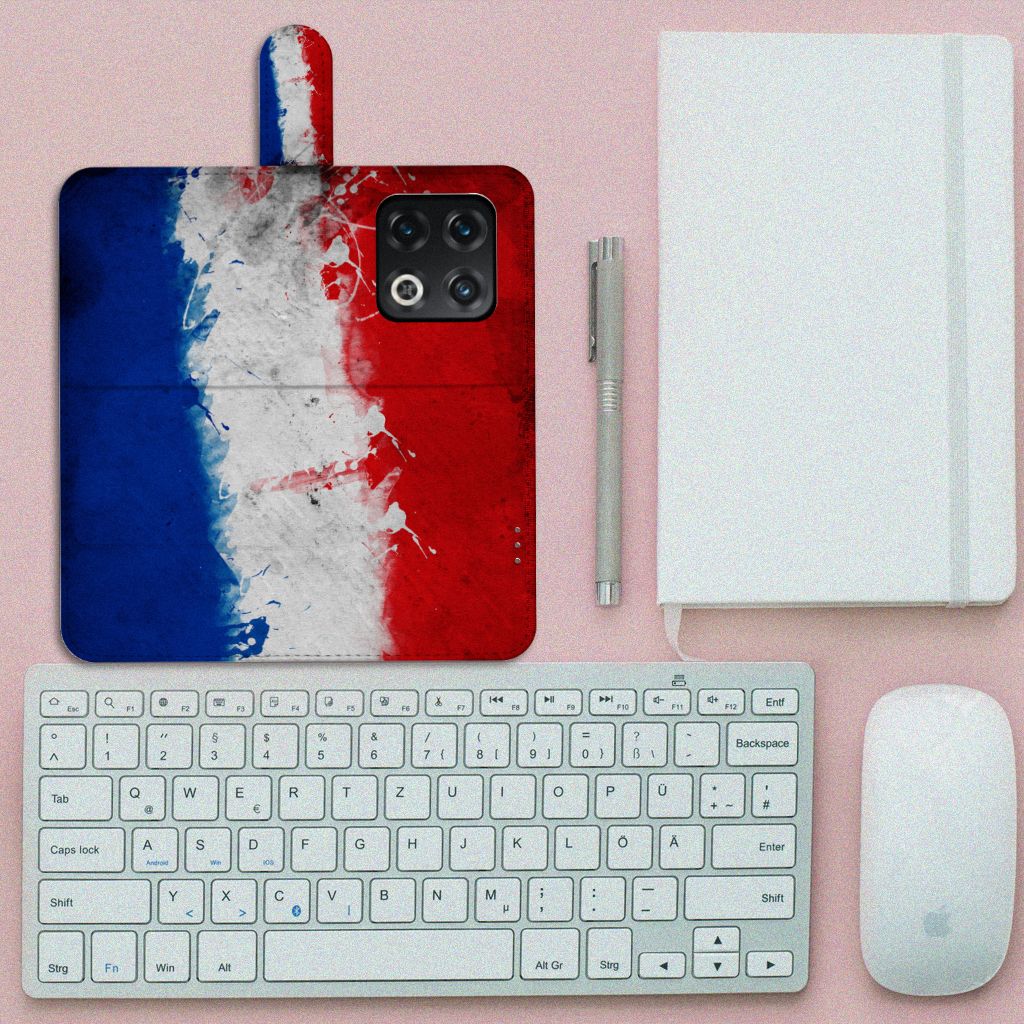 OnePlus 10 Pro Bookstyle Case Nederland met artistiek design van de Nederlandse vlag op een bureau